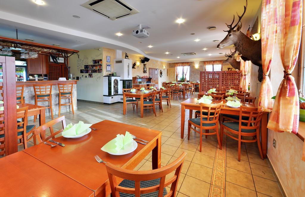 Restaurace A Penzion Kamenec Jilesovice Екстер'єр фото