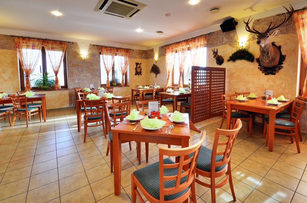 Restaurace A Penzion Kamenec Jilesovice Екстер'єр фото