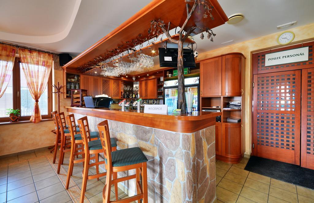 Restaurace A Penzion Kamenec Jilesovice Екстер'єр фото