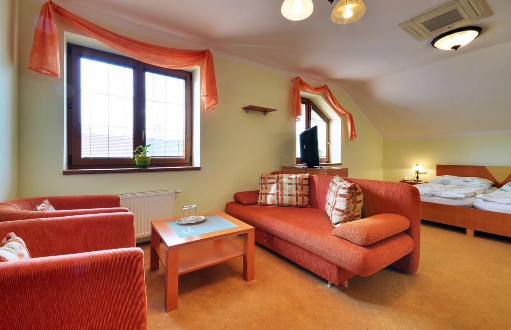 Restaurace A Penzion Kamenec Jilesovice Номер фото